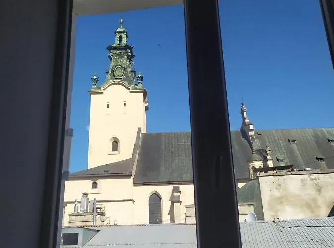 On Staroyevreyska Near Square