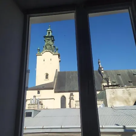 On Staroyevreyska Near Square